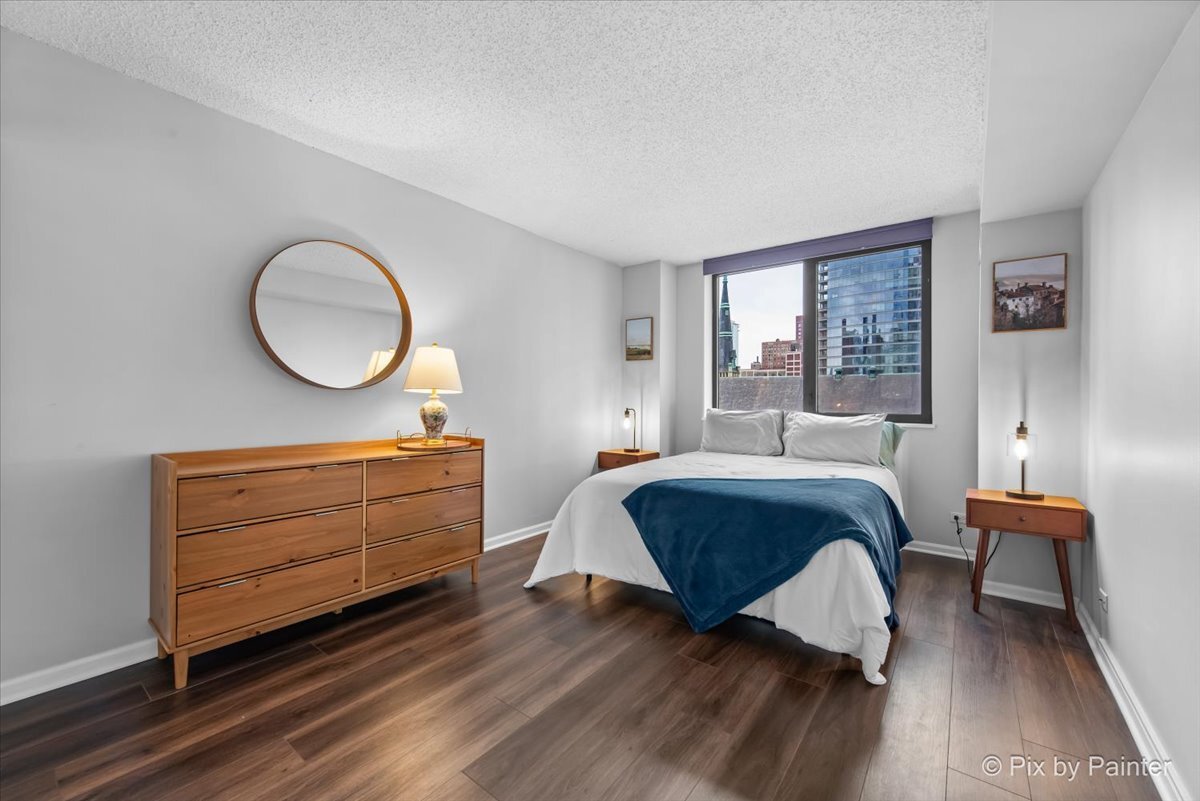 33 W Delaware Place Unit: 8B