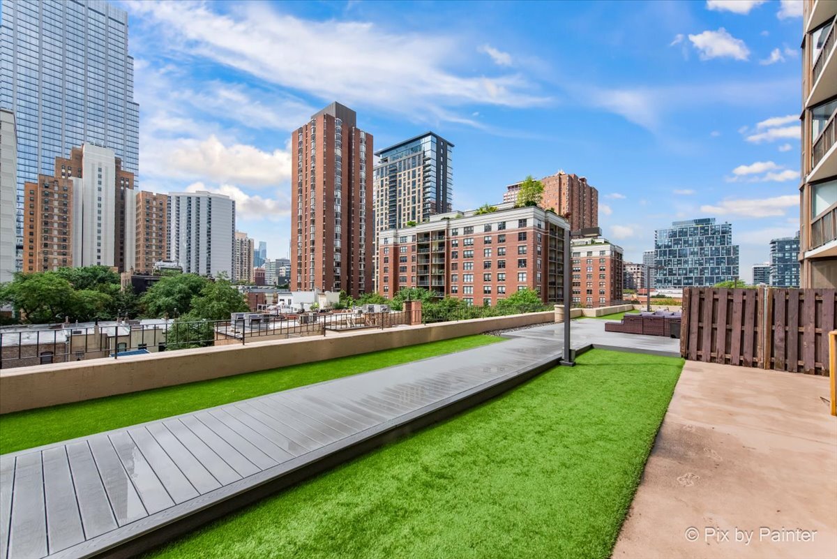 33 W Delaware Place Unit: 8B