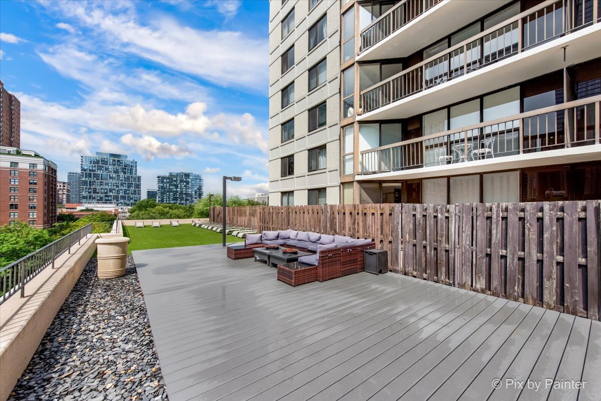 33 W Delaware Place Unit: 8B