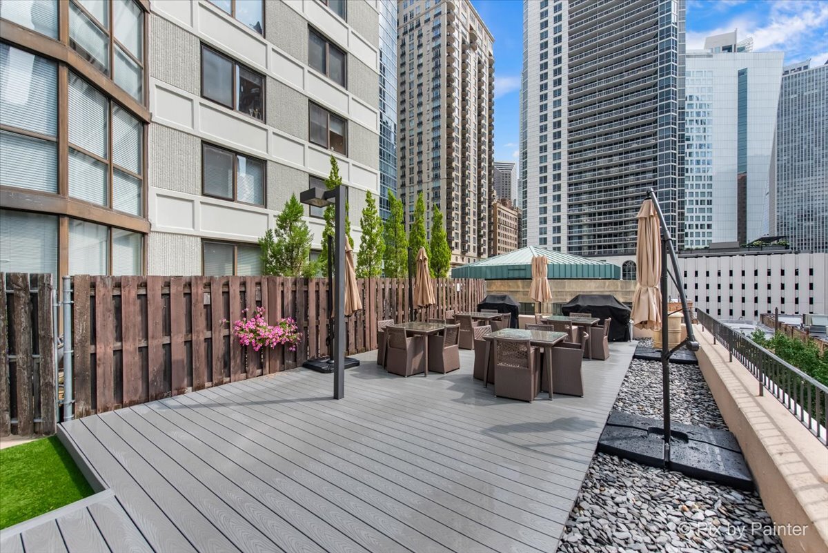 33 W Delaware Place Unit: 8B