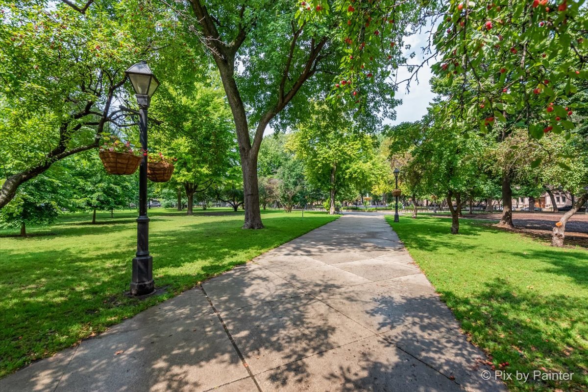 33 W Delaware Place Unit: 8B