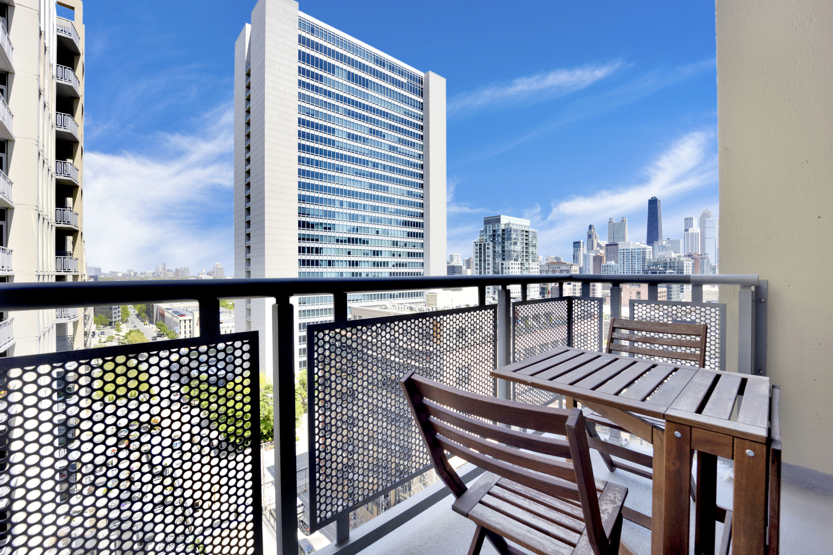 700 N LARRABEE Unit: 1007