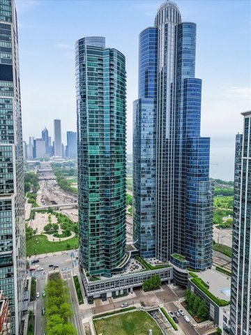 1211 S Prairie Avenue Unit: 5400