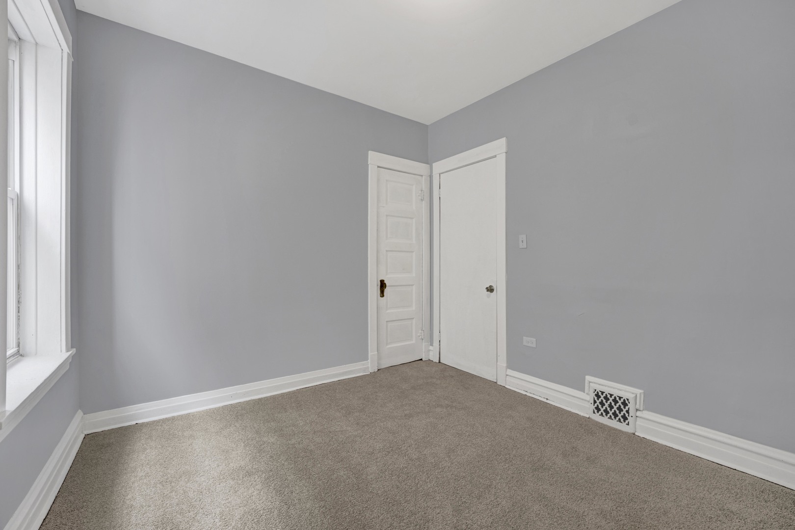 5015 W Montrose Avenue Unit: 1