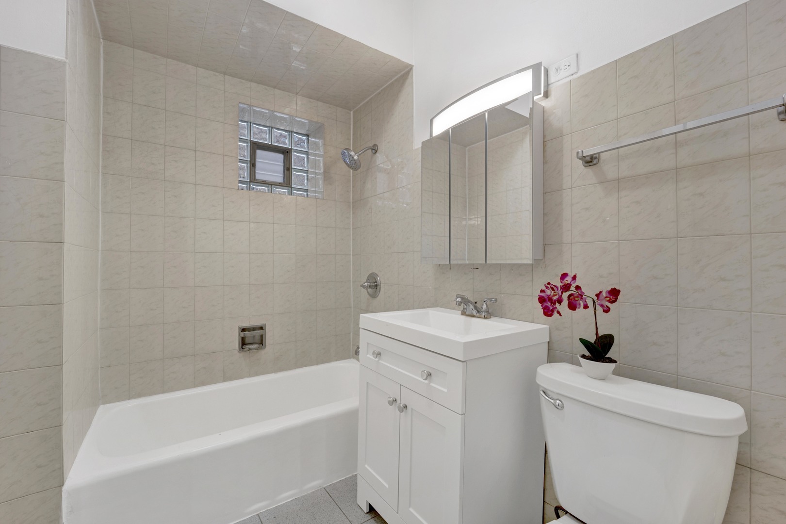 5015 W Montrose Avenue Unit: 1