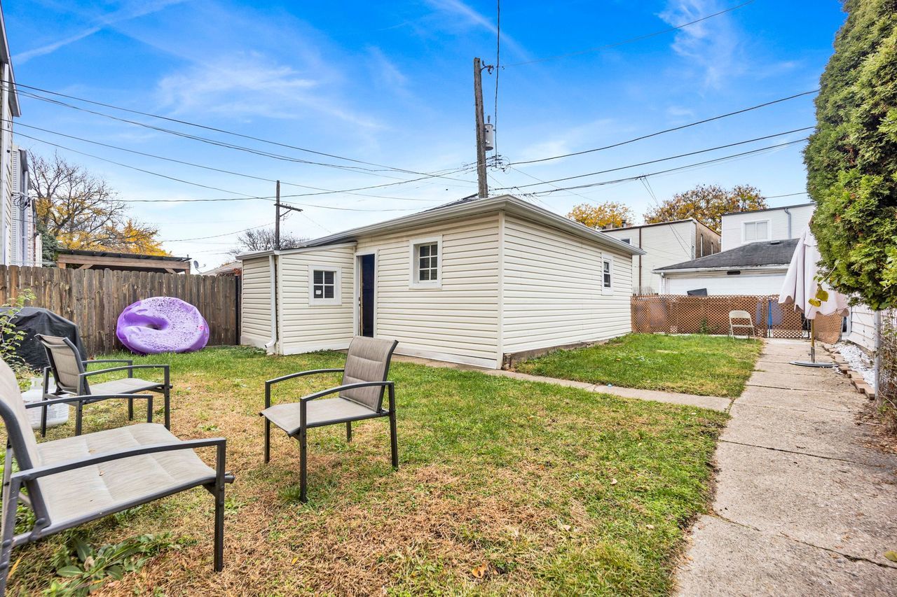 5015 W Montrose Avenue Unit: 1