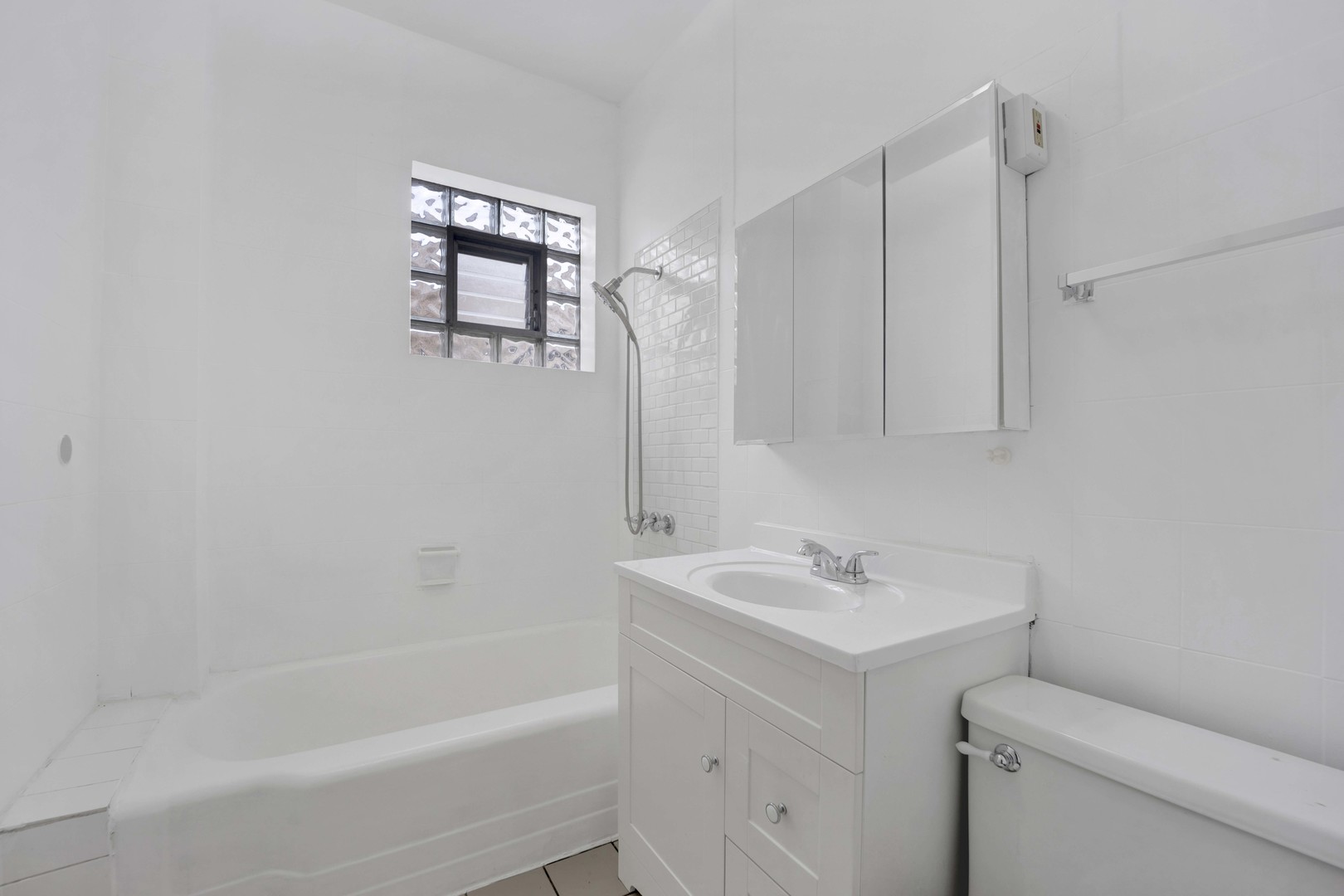 5015 W Montrose Avenue Unit: 2