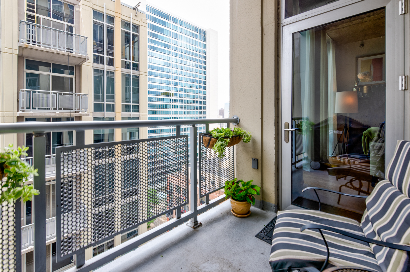 700 N Larrabee Street Unit: 1406