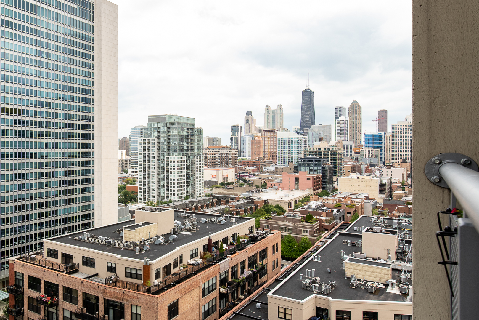 700 N Larrabee Street Unit: 1406
