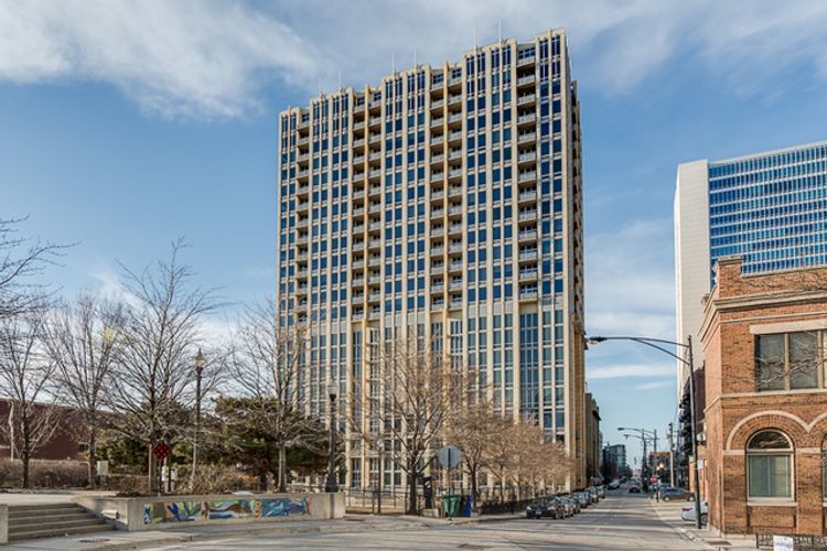 700 N Larrabee Street Unit: 1406