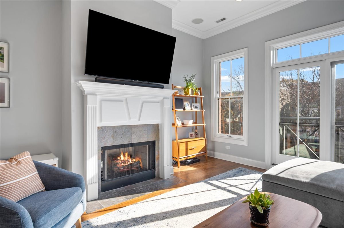 2142 W Roscoe Street Unit: 3D