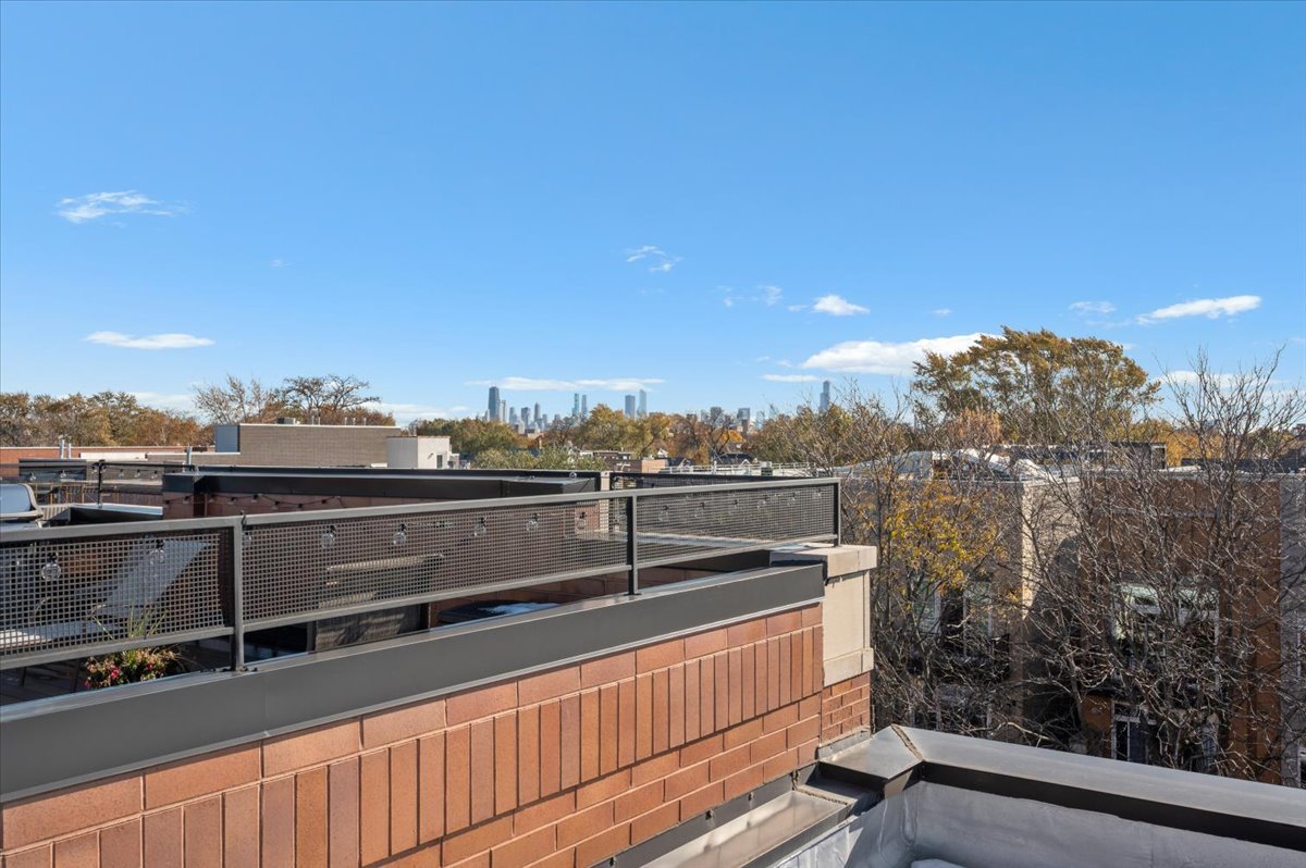 2142 W Roscoe Street Unit: 3D