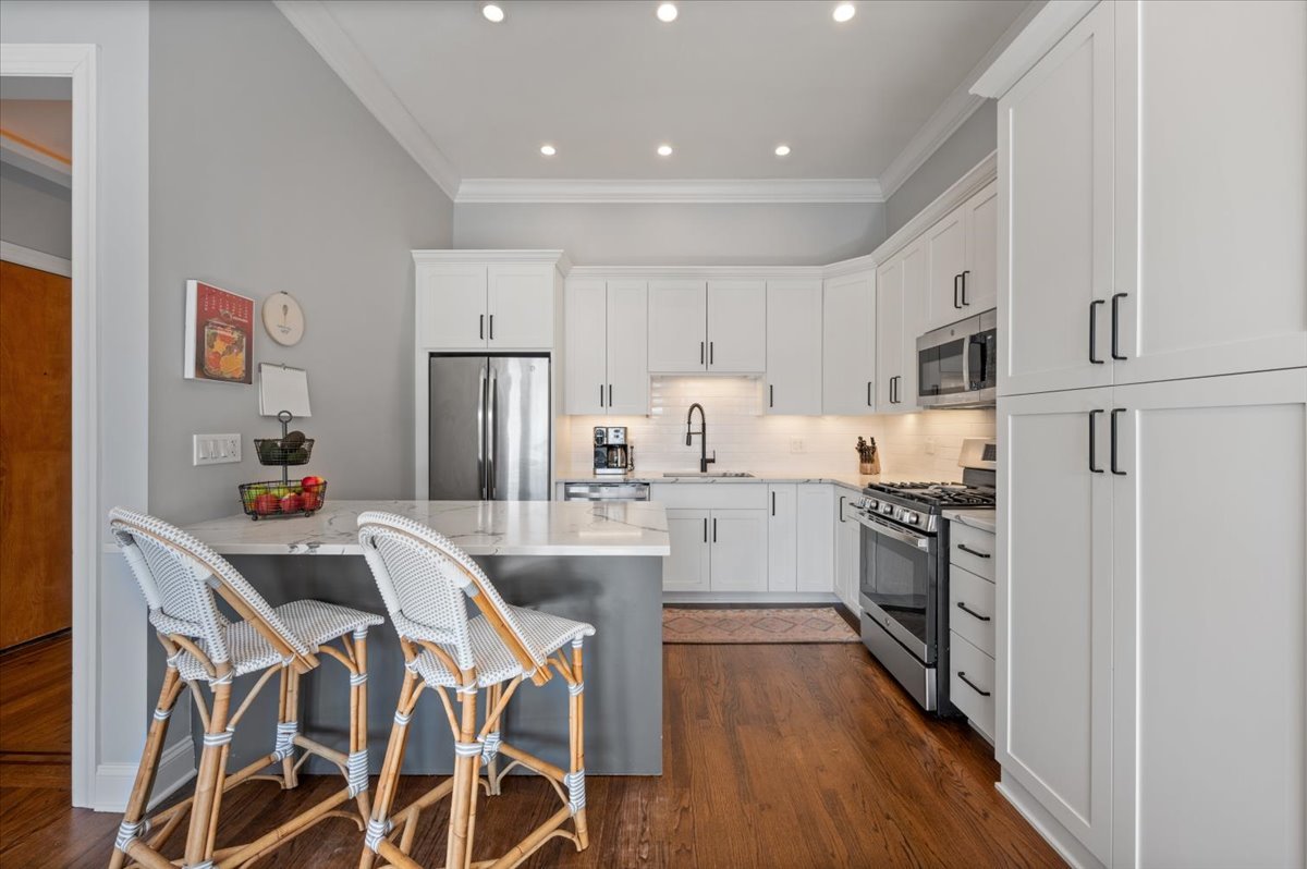 2142 W Roscoe Street Unit: 3D