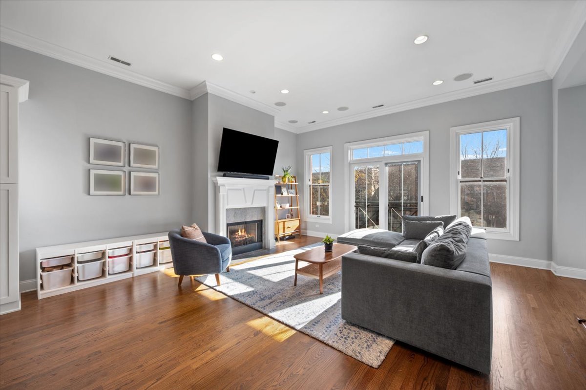 2142 W Roscoe Street Unit: 3D