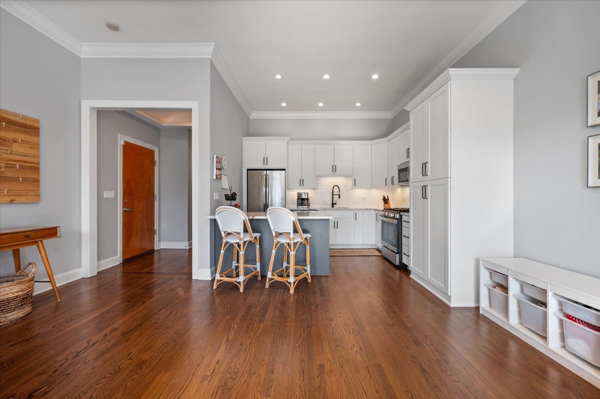 2142 W Roscoe Street Unit: 3D