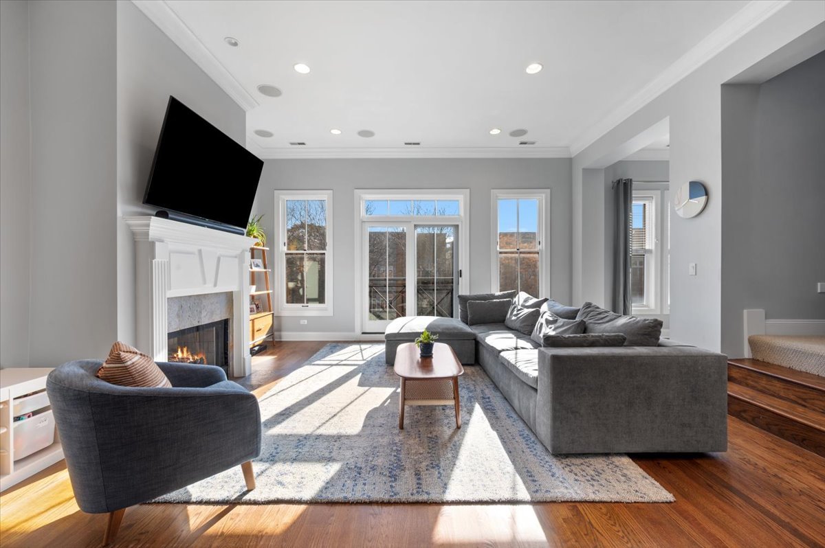 2142 W Roscoe Street Unit: 3D