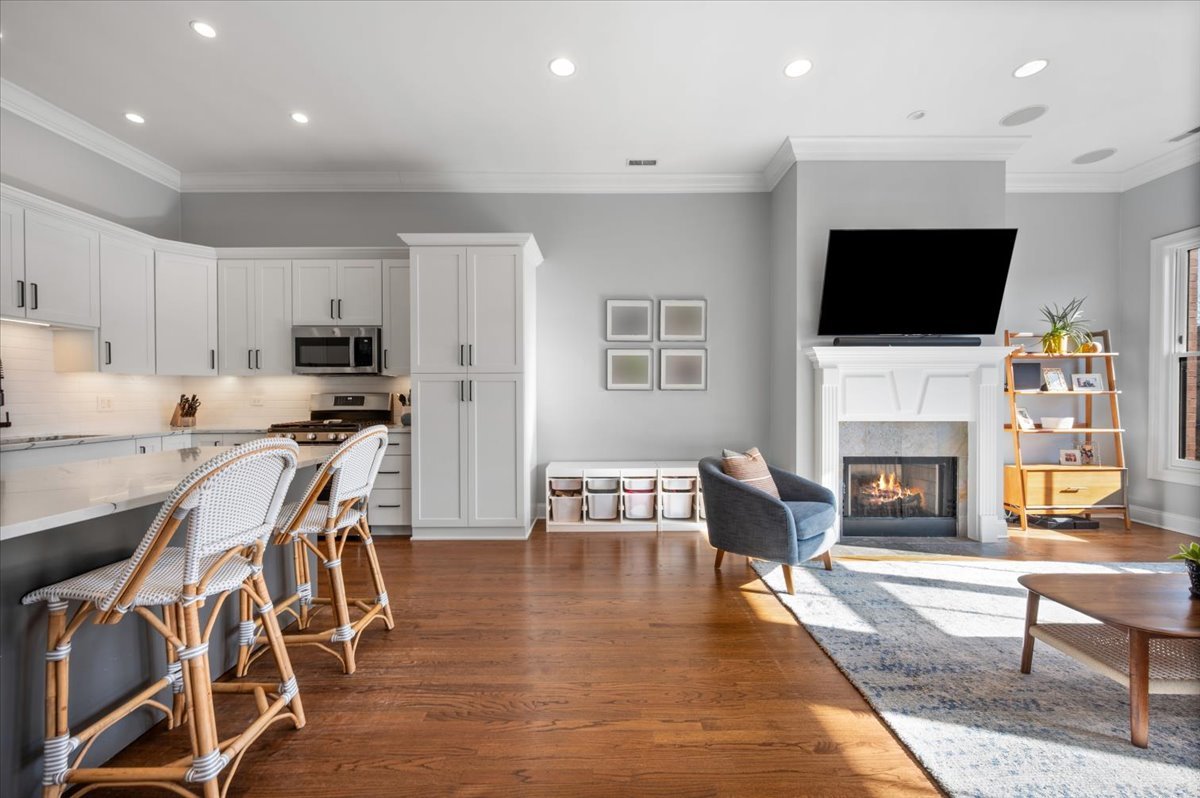 2142 W Roscoe Street Unit: 3D