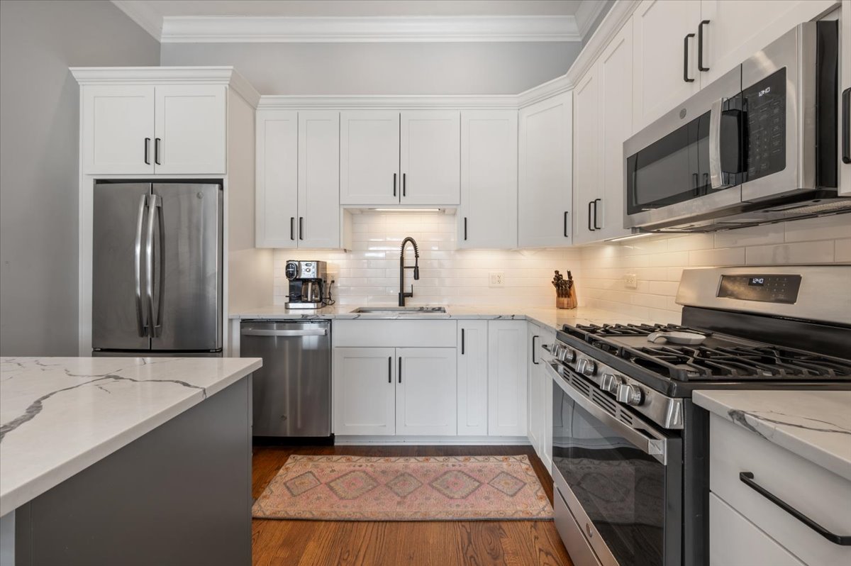 2142 W Roscoe Street Unit: 3D