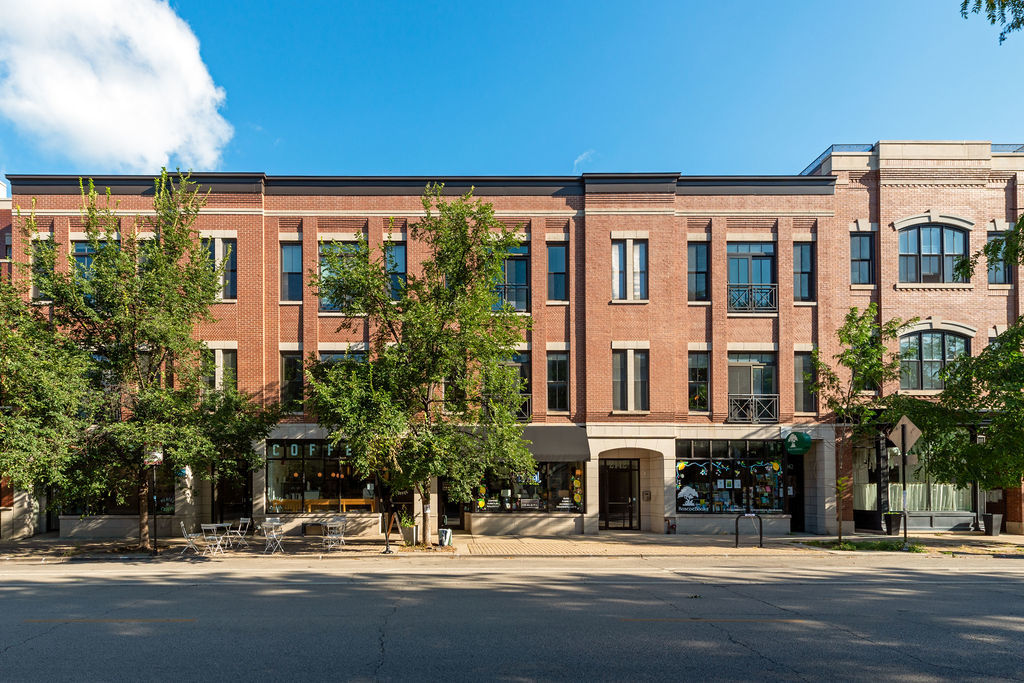 2142 W Roscoe Street Unit: 3D