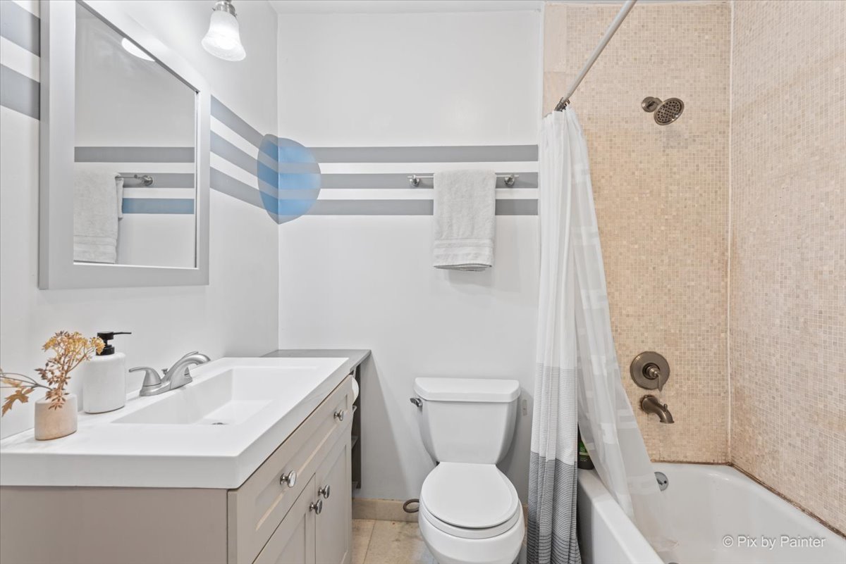 2233 W Shakespeare Avenue Unit: 1F
