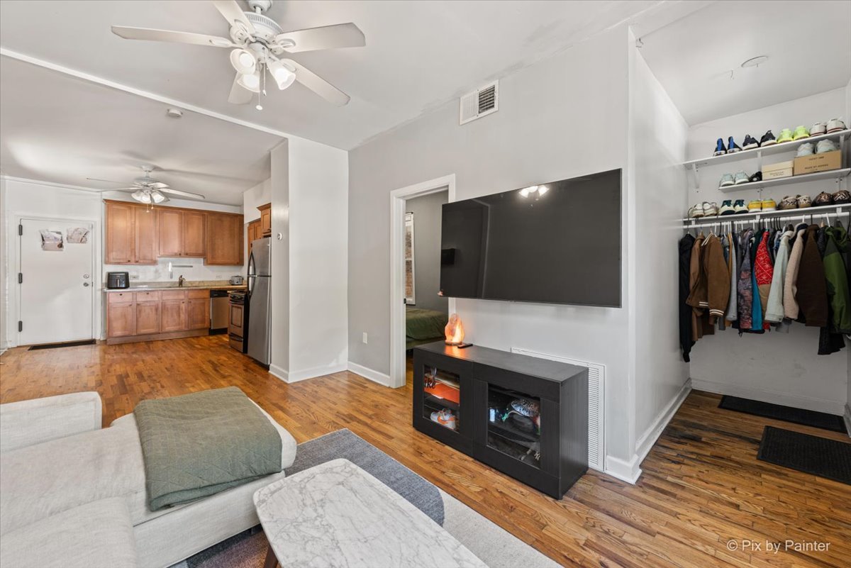 2233 W Shakespeare Avenue Unit: 1F