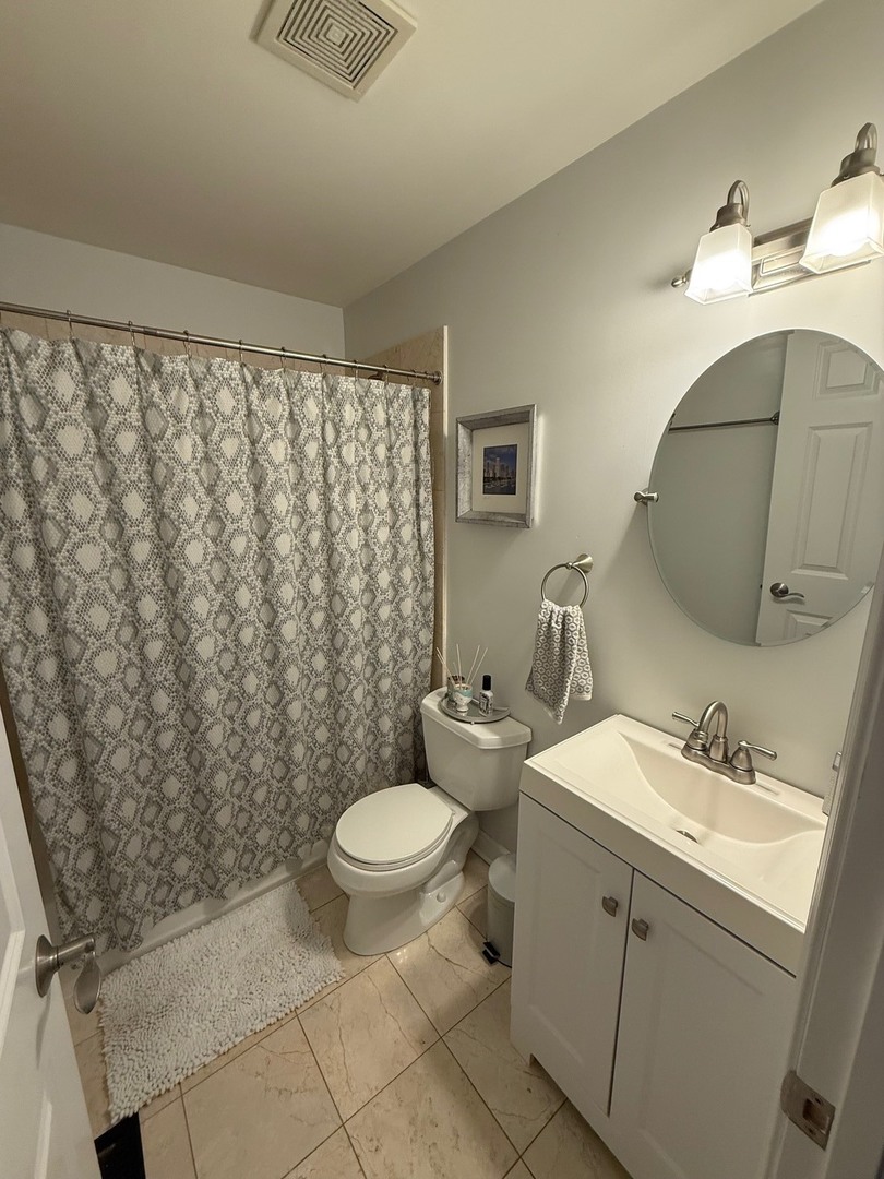 1319 N Bosworth Avenue Unit: 2