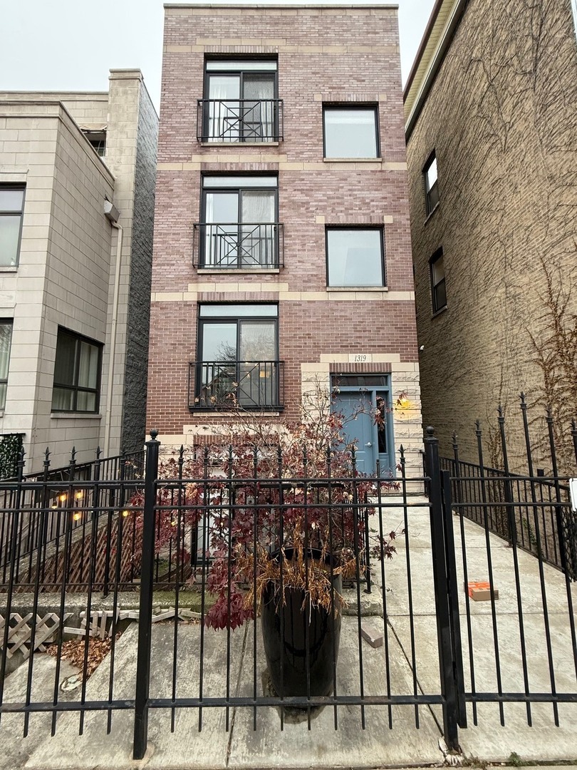 1319 N Bosworth Avenue Unit: 2