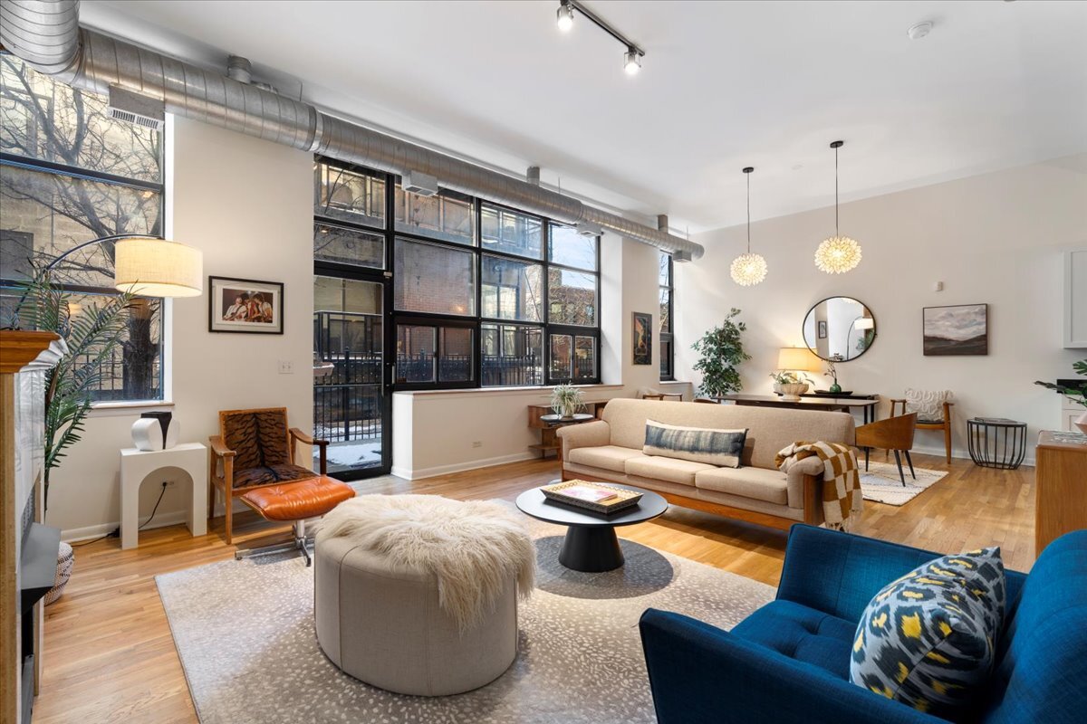 1137 N Wood Street Unit: 1F