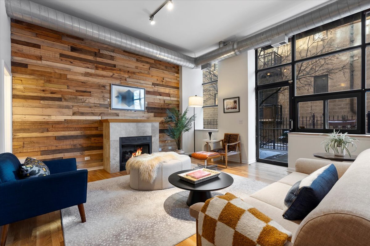 1137 N Wood Street Unit: 1F