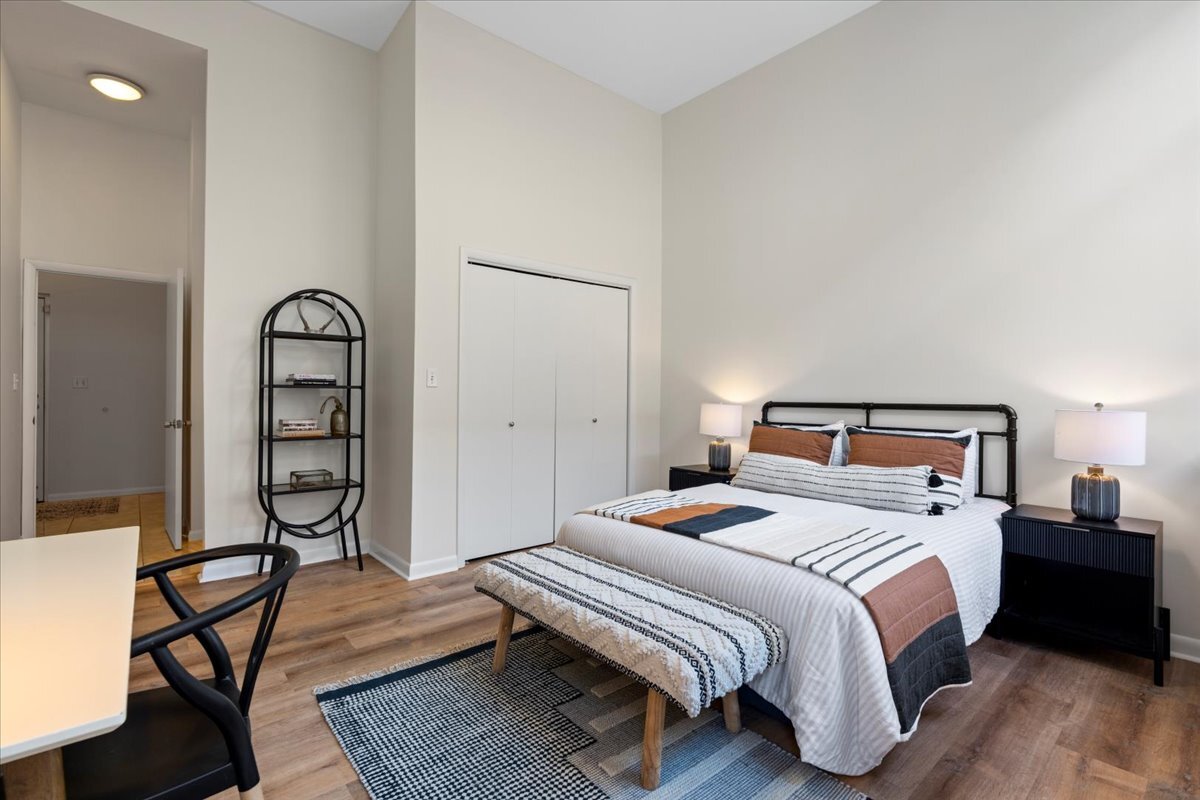 1137 N Wood Street Unit: 1F