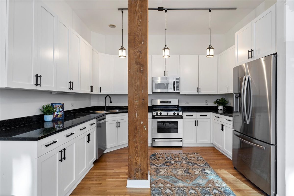 1137 N Wood Street Unit: 1F