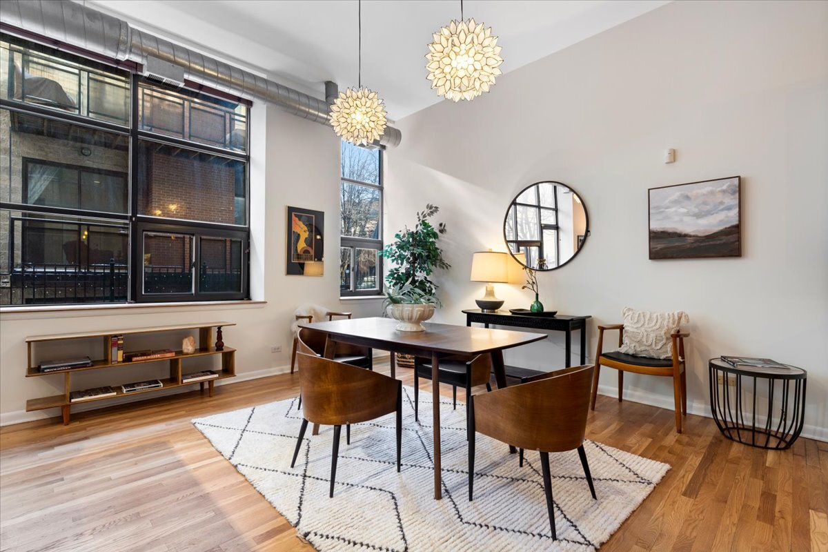 1137 N Wood Street Unit: 1F