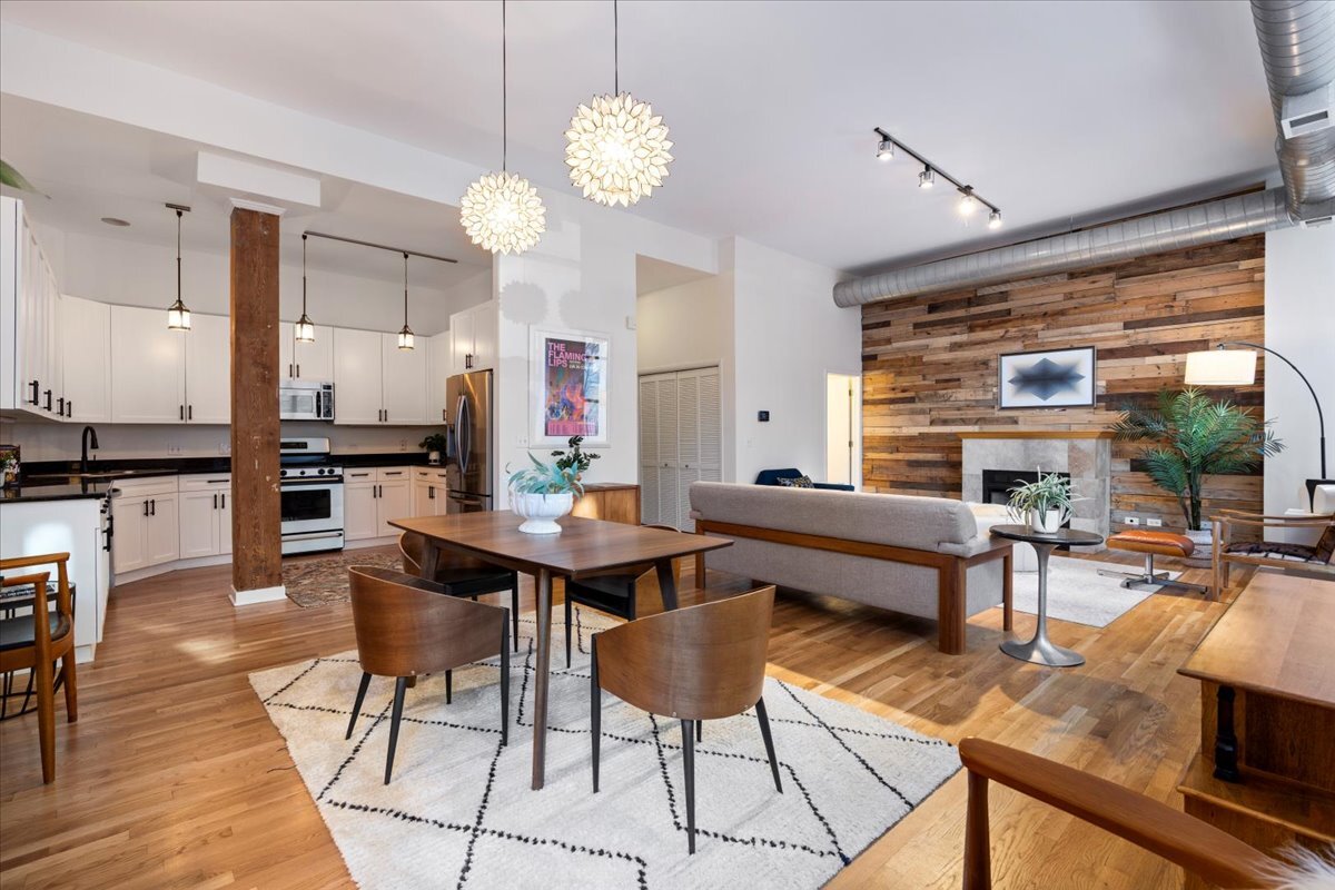 1137 N Wood Street Unit: 1F