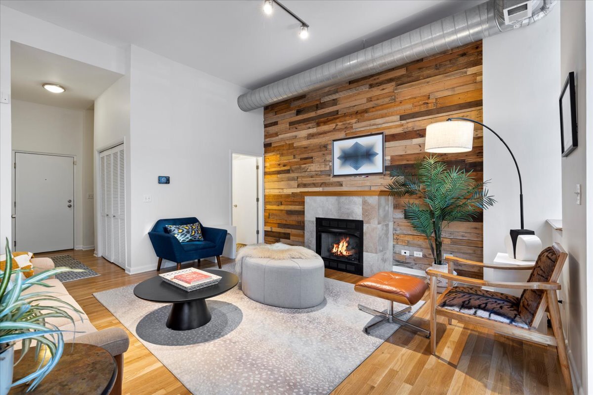1137 N Wood Street Unit: 1F