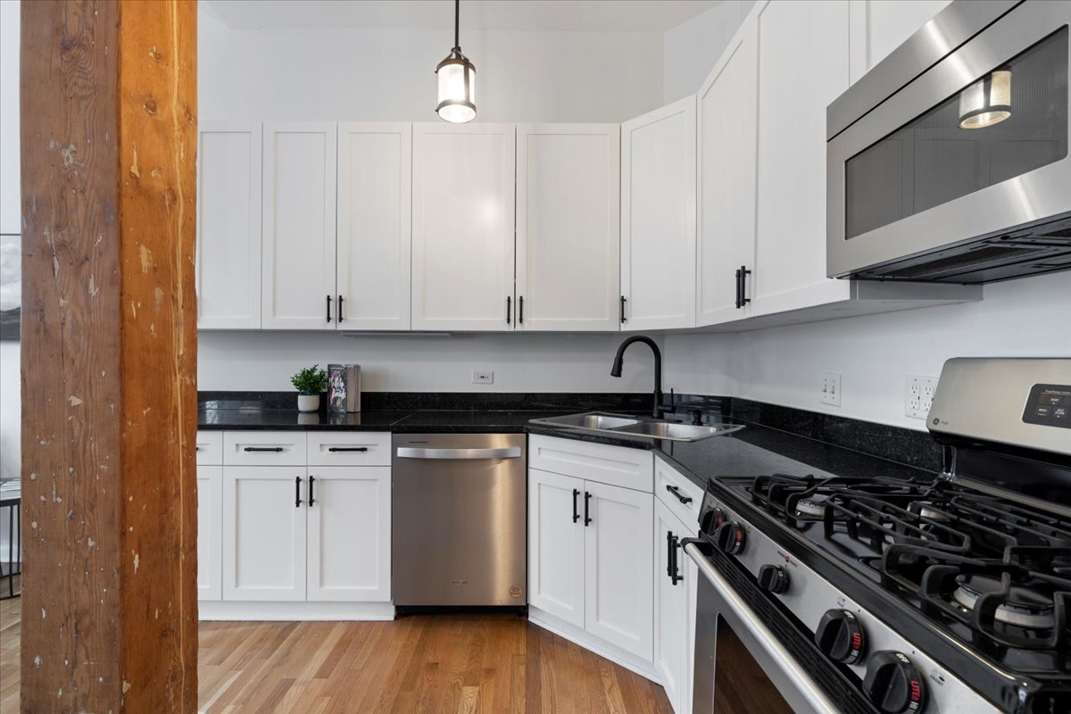 1137 N Wood Street Unit: 1F