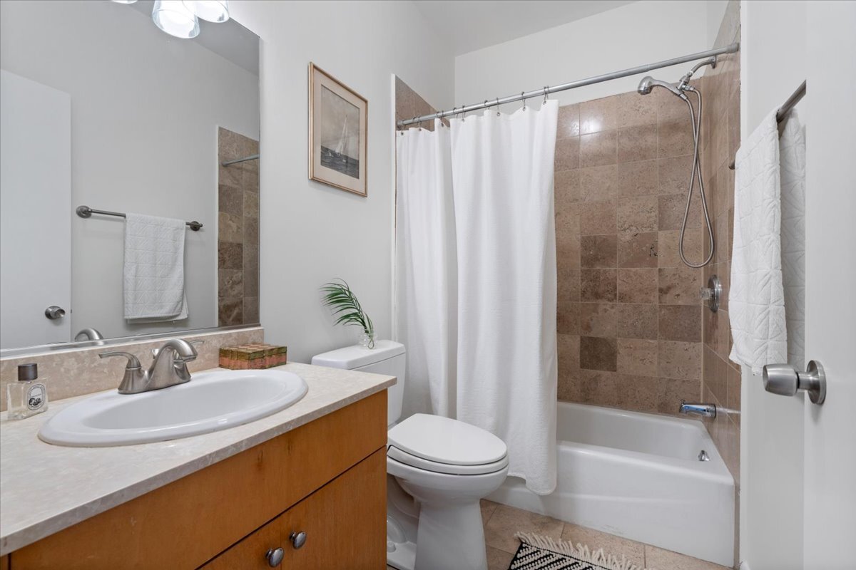 1137 N Wood Street Unit: 1F