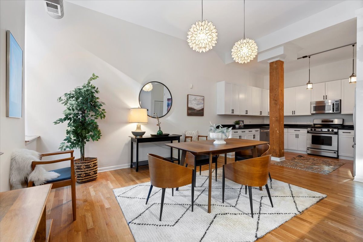 1137 N Wood Street Unit: 1F