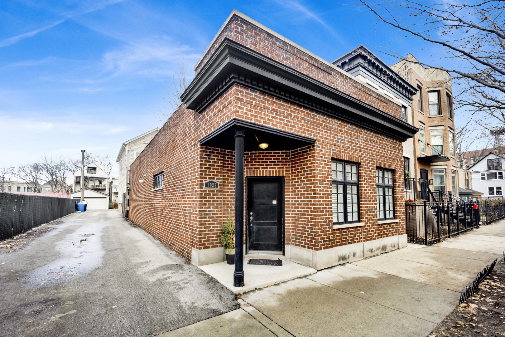 1028 W WOLFRAM Street Unit: 2R