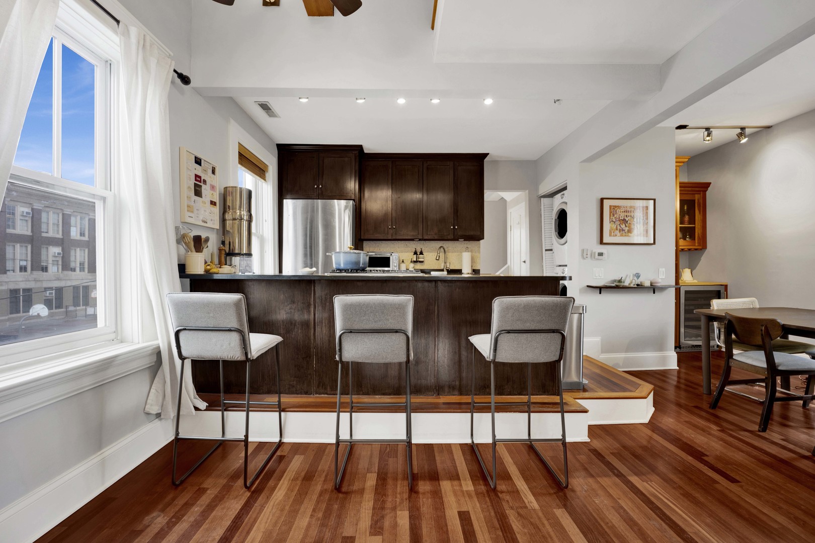 1028 W WOLFRAM Street Unit: 2R
