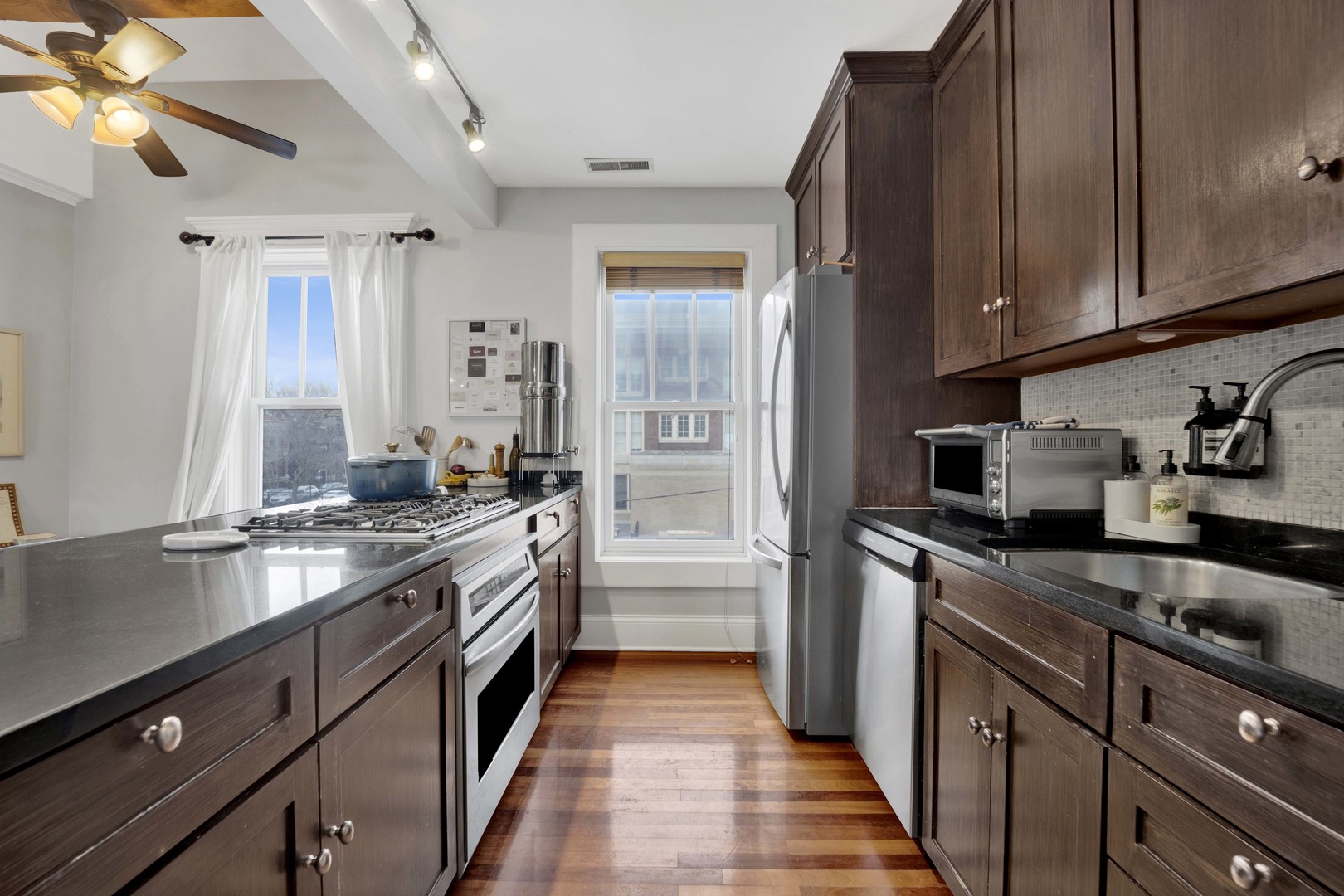 1028 W WOLFRAM Street Unit: 2R