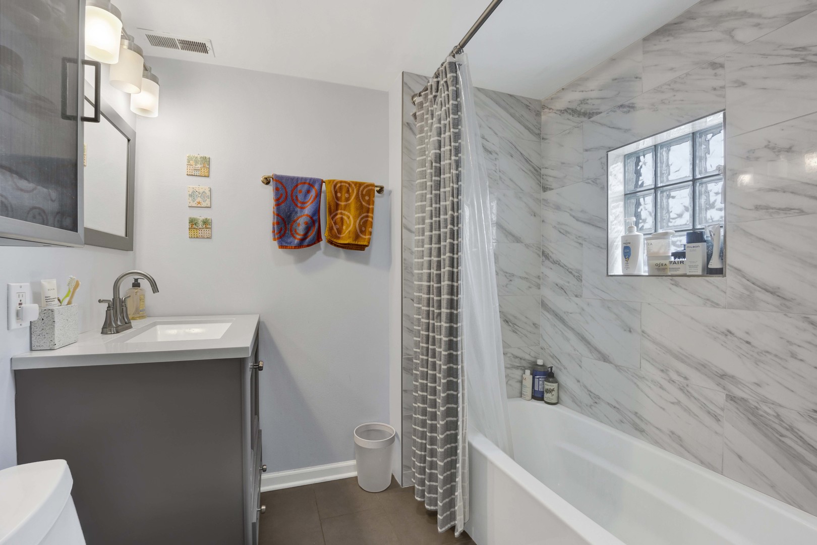 1028 W WOLFRAM Street Unit: 2R