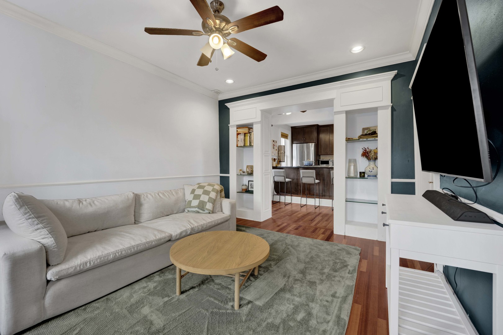1028 W WOLFRAM Street Unit: 2R