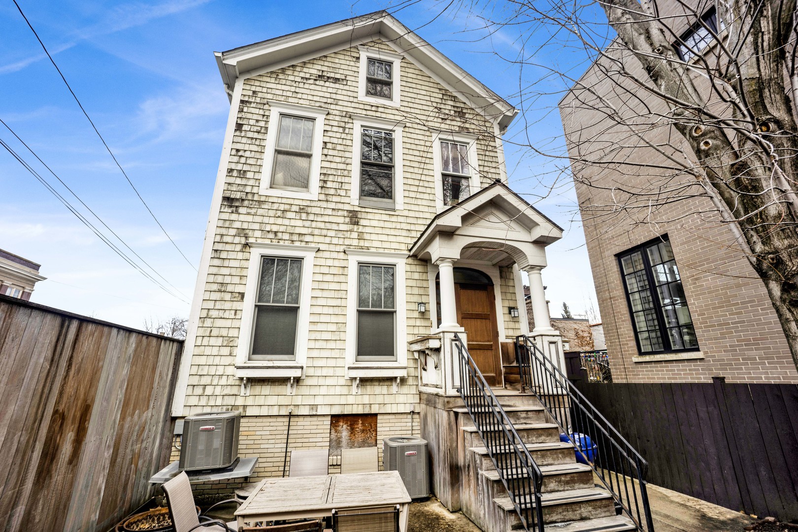 1028 W WOLFRAM Street Unit: 2R