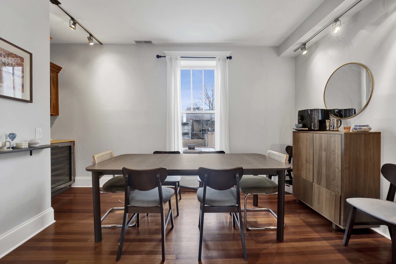1028 W WOLFRAM Street Unit: 2R