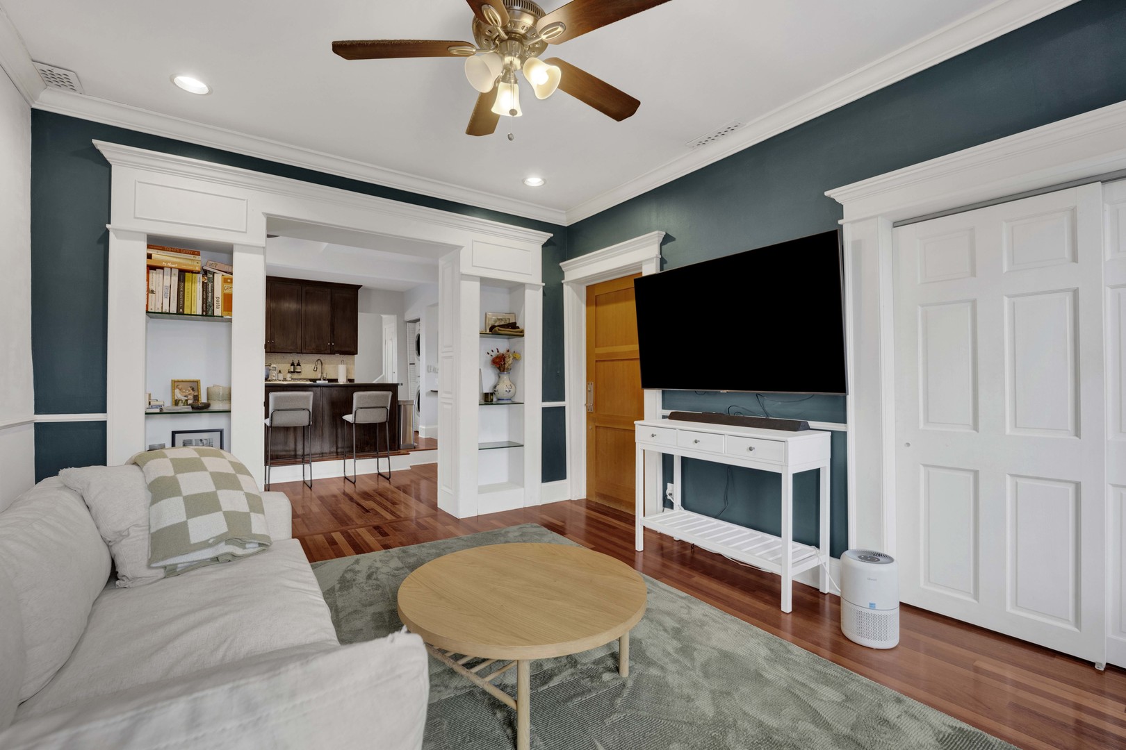 1028 W WOLFRAM Street Unit: 2R