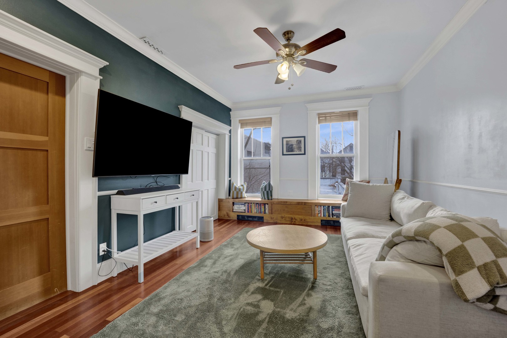 1028 W WOLFRAM Street Unit: 2R