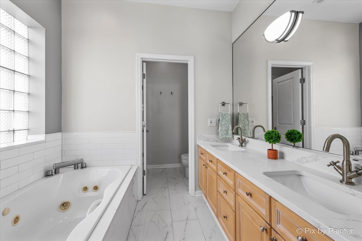 1636 W Erie Street Unit: 3E