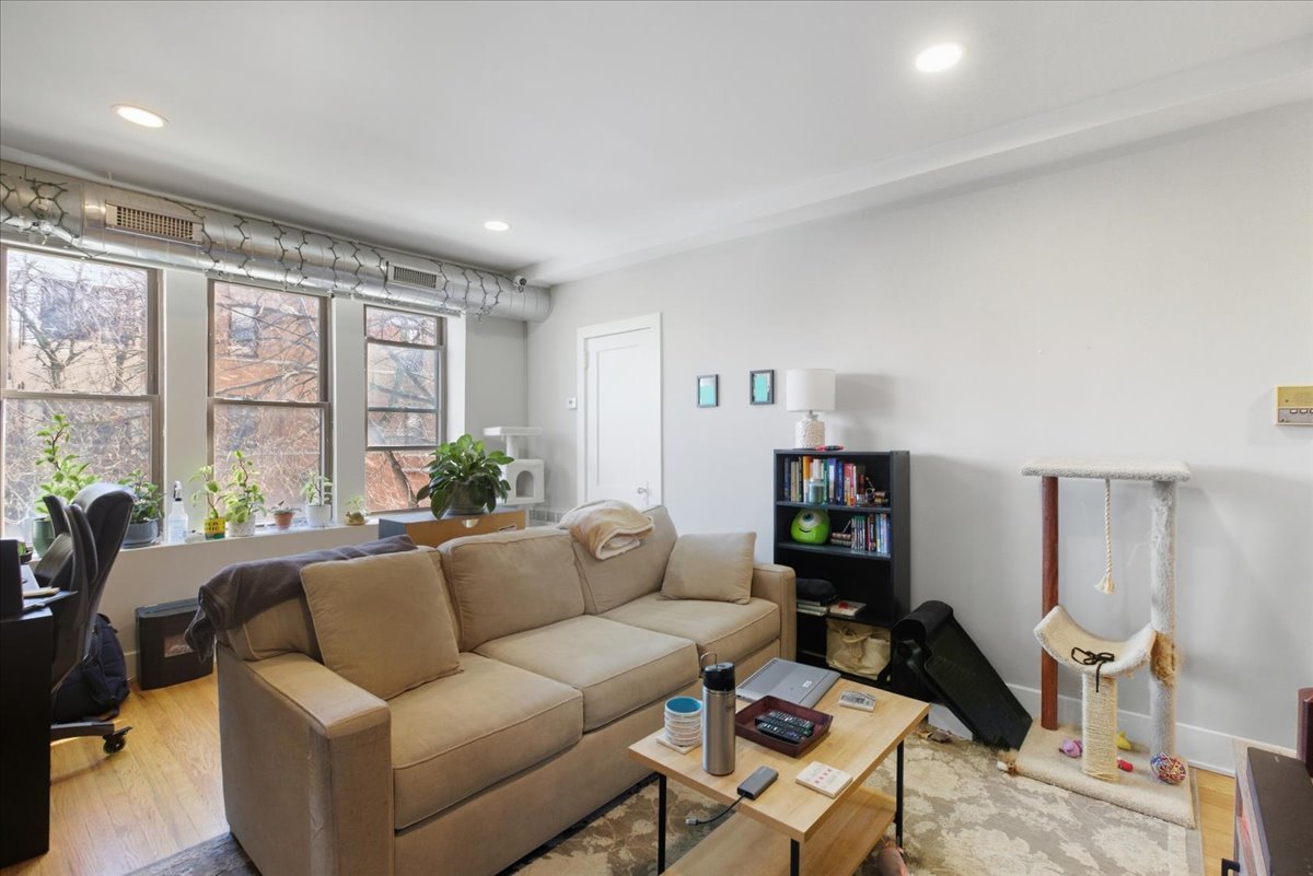 4004 N Bell Avenue Unit: 2D