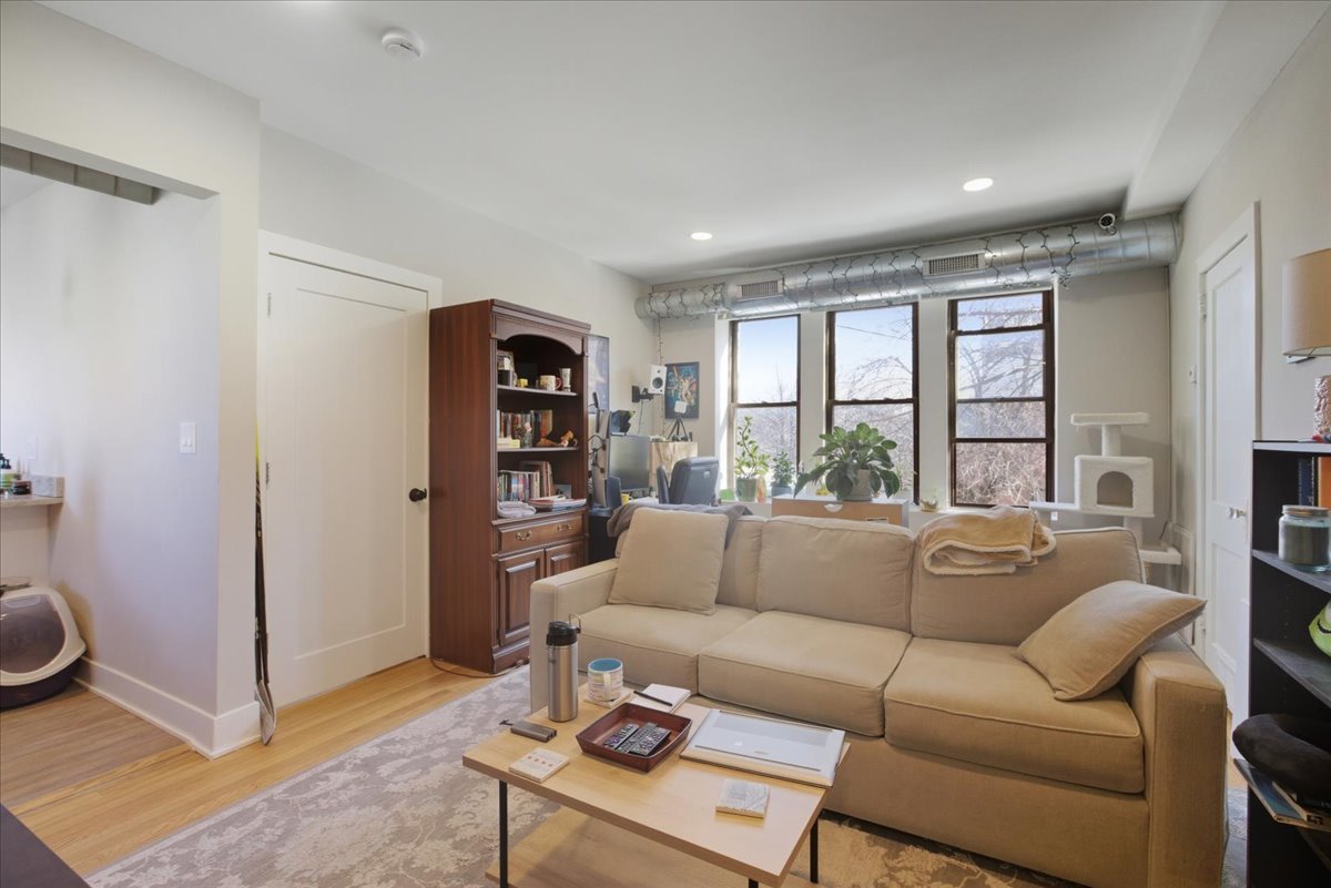 4004 N Bell Avenue Unit: 2D