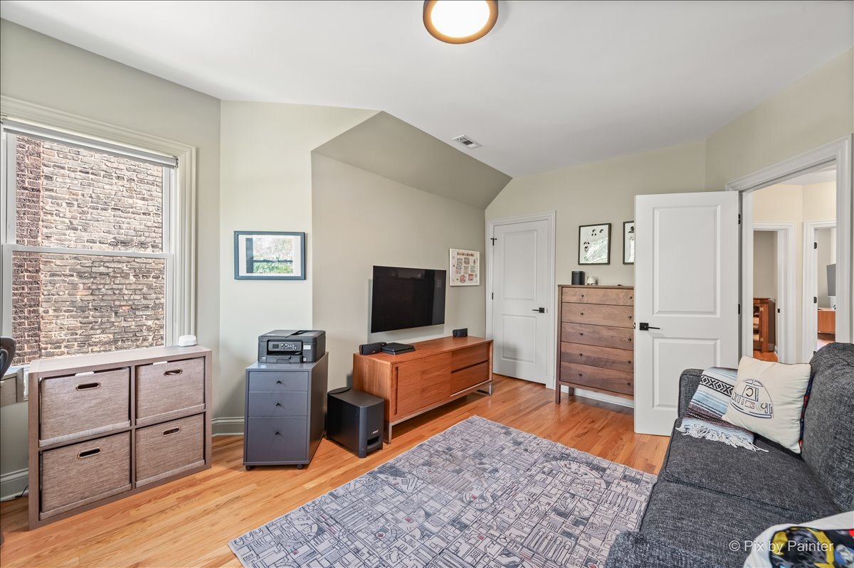 1531 W Granville Avenue